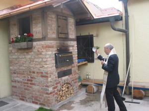 Einweihung des Backhauses durch Pfarrer Albert Schammberger bei der Biergarteneröffnung 2014